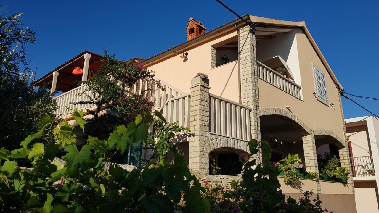 Apartments Mladen Sućuraj Екстериор снимка