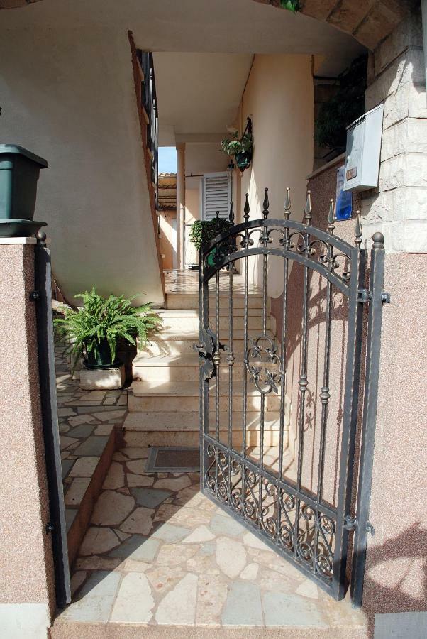 Apartments Mladen Sućuraj Екстериор снимка